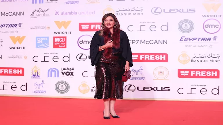 راقية وجذابة.. ليلى علوي بفستان أنيق في اليوم السابع للقاهرة السينمائي