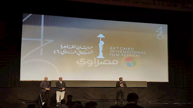 “بنات الباشا” كامل العدد.. جمهور “القاهرة السينمائي” يرحب بنجوم الفيلم