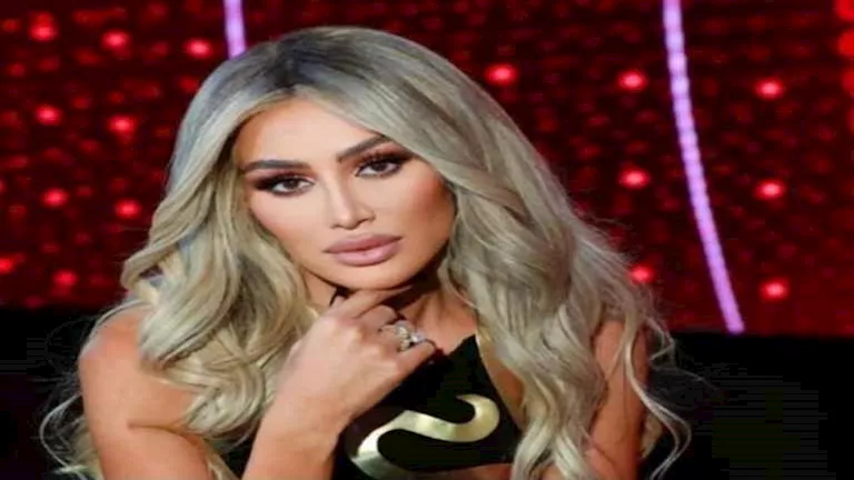 “مكياج نيود وغطاء رأس”.. كيف تألقت مايا دياب باللون الأبيض؟