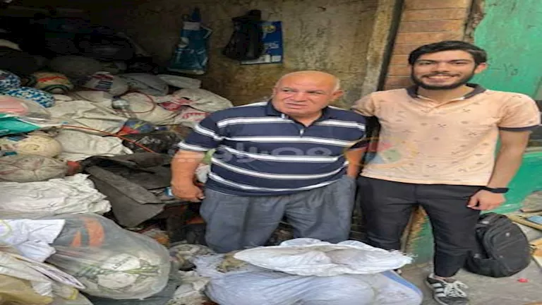 “بصّلح كور كبيرة حاليا”.. حكاية أقدم صانع كرة شراب في مصر