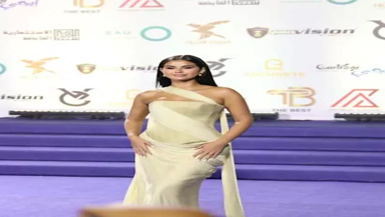 قُبلة وفستان جرئ.. منة عرفة تخطف الأنظار في حفل توزيع جوائز “the best”