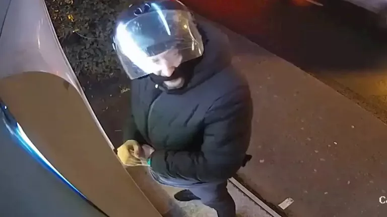 من 15 “ATM” مختلفة.. لص يسرق نفس البنك 38 مرة (فيديو)