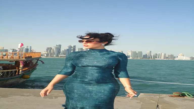 أحدث ظهور لـ جورجينا بفستان جريء أمام البحر في قطر والجمهور يعلق