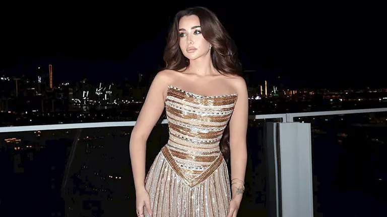 “إطلالة ذهبية”.. هنا الزاهد تتألق في مهرجان ضيافة بدبي