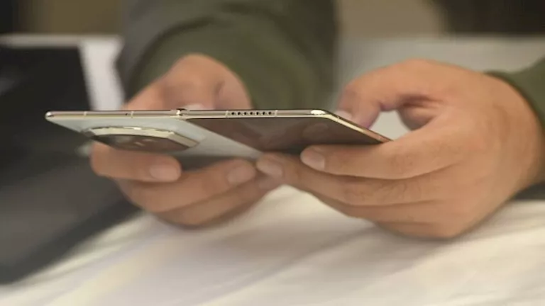 هواوي تُطلق واحدًا من أفضل الهواتف القابلة للطي من حيث التقنيات والموا