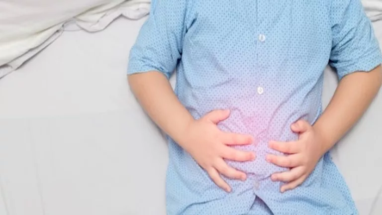 طفل لبناني يثير الدهشة بأصوات معدته