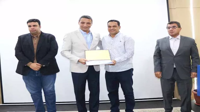 لضبطهم الأسواق.. محافظ السويس يكرم قيادات ومفتشي التموين