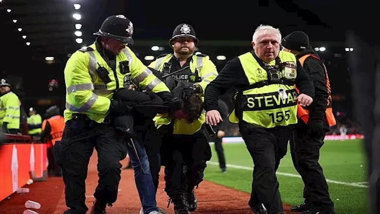 صواريخ تتسبب في جرح وجهه نجم الدوري الإنجليزي.. ما القصة؟