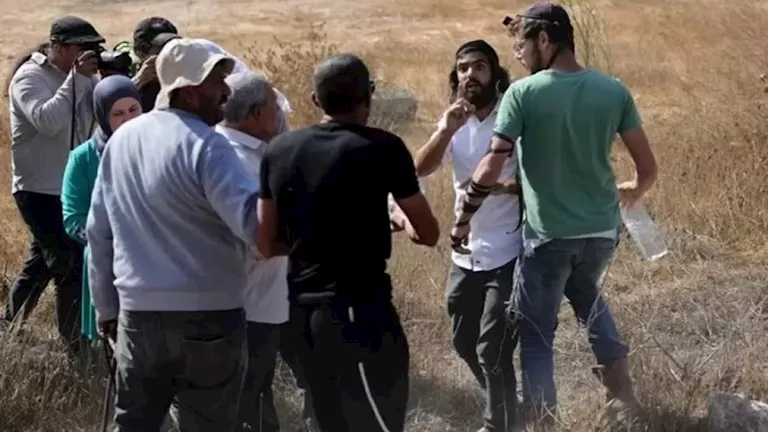 إصابة 10 فلسطينيين في هجمات للمستوطنين بالضفة الغربية