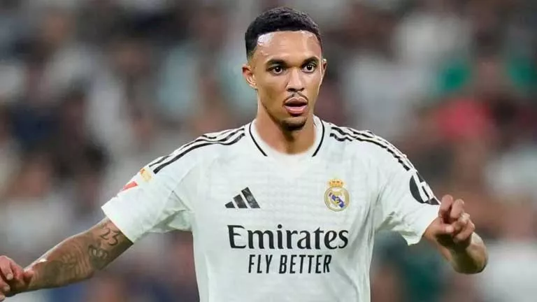 استقبال صاخب من جماهير ليفربول لأرنولد خلال مباراة الفريق وريال مدريد