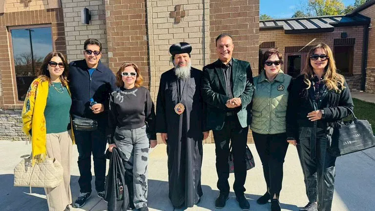 ليلى علوي تنشر صورًا رفقة إلهام شاهين ولبلبة داخل الكنيسة المصرية في أ