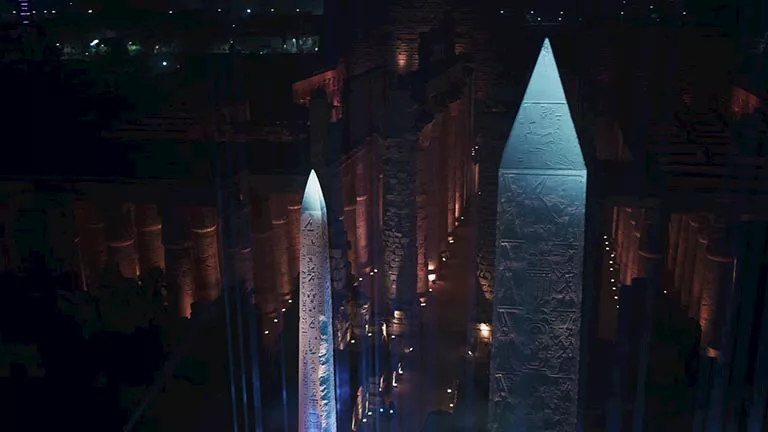 19 صورة لإضاءة المسلات المصرية تزامنًا مع افتتاح المتحف المصري الكبير