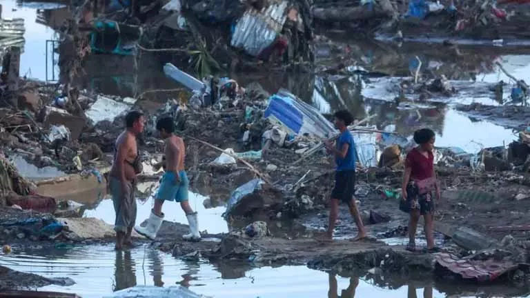 “الإعصار الأكثر فتكاً هذا العام”.. كالمايجي يضرب وسط فيتنام بعد أن خلّ