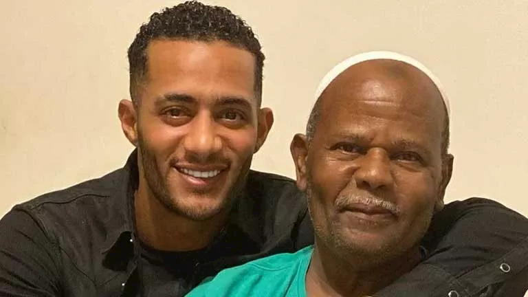 “ماشيين ببركته وحافظ القرآن كله”.. ماذا قال محمد رمضان عن والده قبل رح