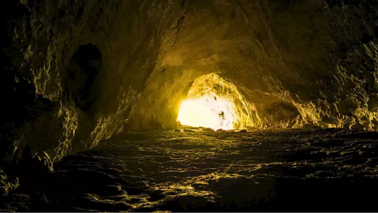 العثور على غرفة غامضة مرصوفة بالحجارة داخل حصن أثري (صور)