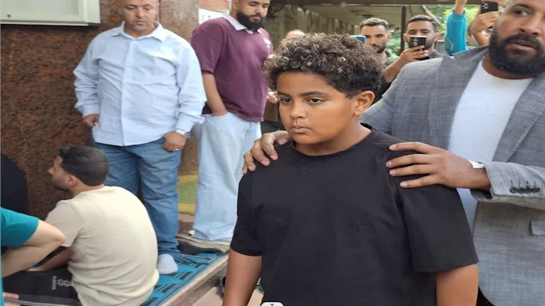 بالصور| نجل محمد رمضان يصل المسجد لأداء صلاة الجنازة على جده