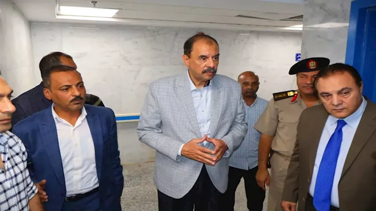 محافظ سوهاج يتفقد مستشفى دار السلام المركزي ويُحيل طاقم طبي للتحقيق