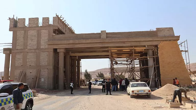 محافظ سوهاج يتفقد اللمسات النهائية لأول بوابة للمدخل الغربي -صور