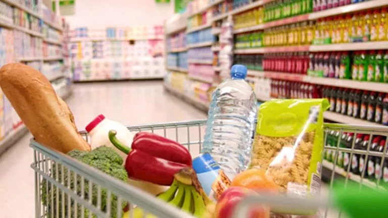 ارتفاع الزيت واللحوم.. أسعار السلع الأساسية اليوم 7-11-2025 بالأسواق