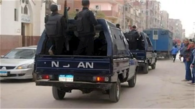 ضبط 228 عبوة مستحضرات تجميل منتهية الصلاحية داخل محل عطارة بقنا