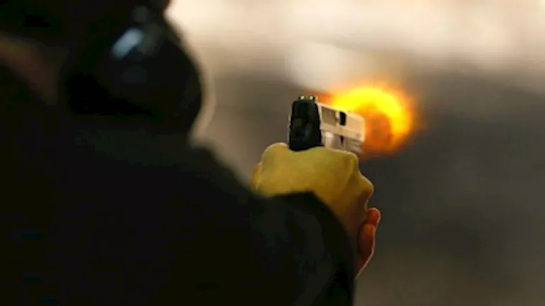 كانوا عايزين يسرقوهم.. مقتل وإصابة 3 أشخاص إثر هجوم مسلح على طريق عزبة