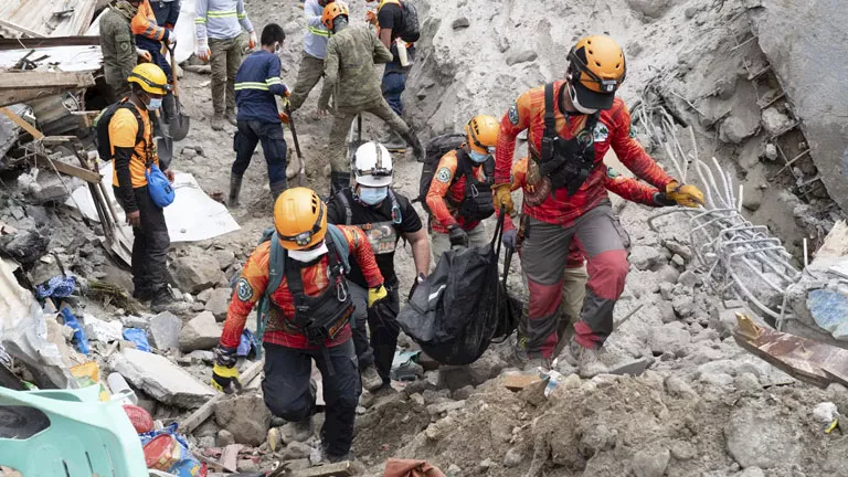 إندونيسيا.. انهيارات أرضية بجزيرة جاوة تخلف قتيلين و21 مفقودا