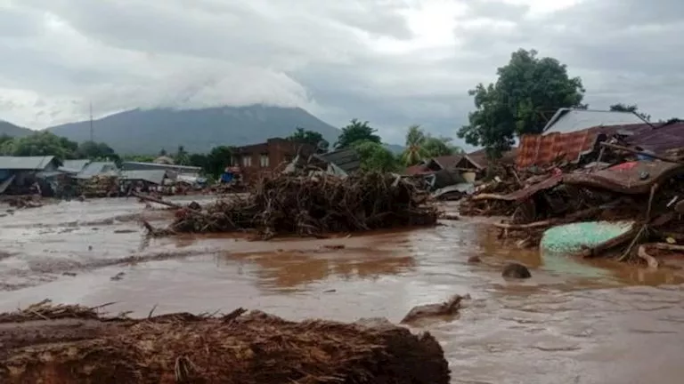 إندونيسيا تكثف البحث عن ضحايا الفيضانات والانهيارات الأرضية
