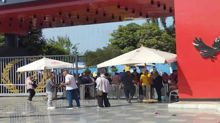 “بعد الوقفة الاحتجاجية”.. قرار هام من الأهلي بشأن العمال والموظفين