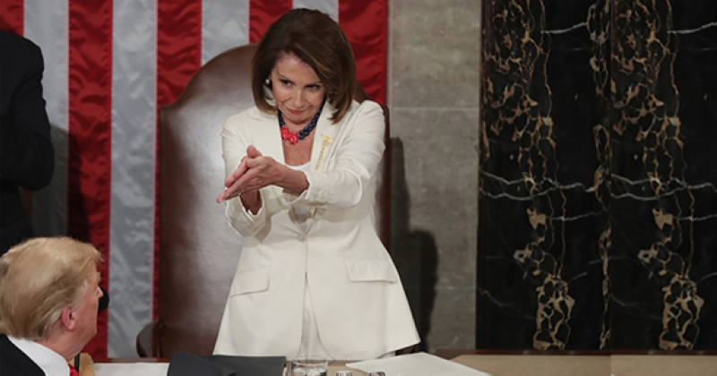 ممزقة خطاب ترامب.. بيلوسي أول رئيسة لمجلس النواب الأميركي تعلن تقاعدها في 2027