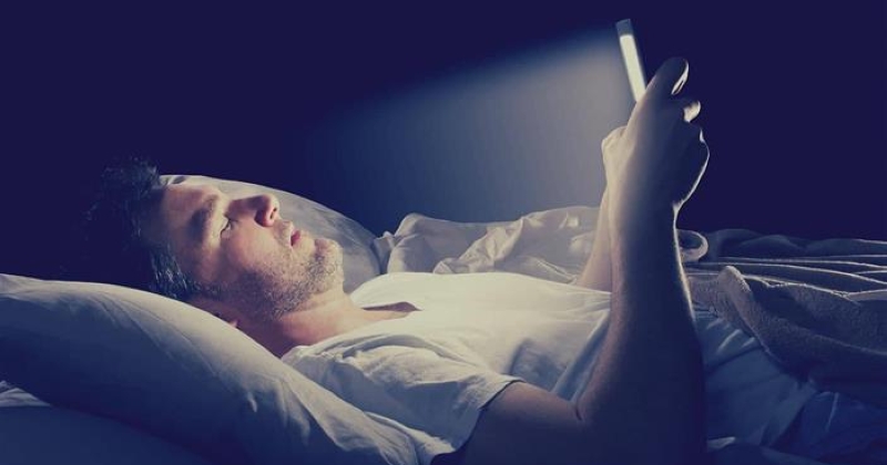 دراسة تنسف المعتقد الشائع بشأن استخدام الهاتف قبل النوم