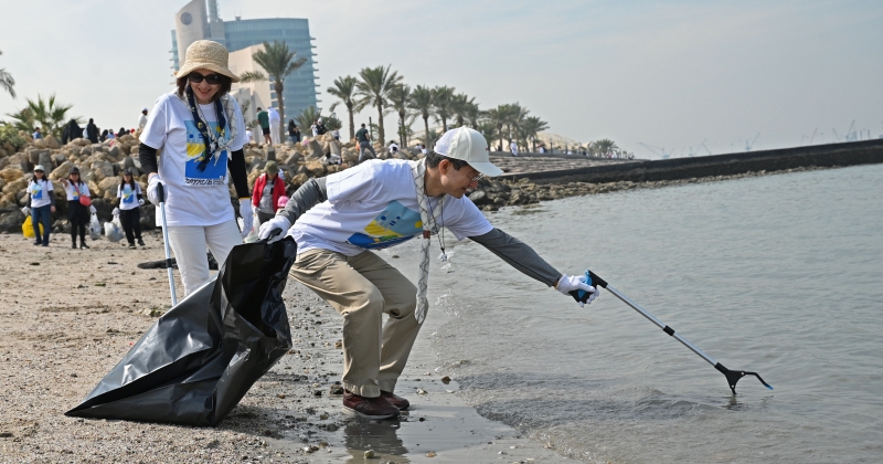 عملية السلاحف… ملتقى لمحبي البيئة على شاطئ الشويخ