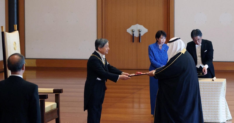 ما هو وسام الشمس المشرقة الذي قلده إمبراطور اليابان للشيخ ناصر المحمد