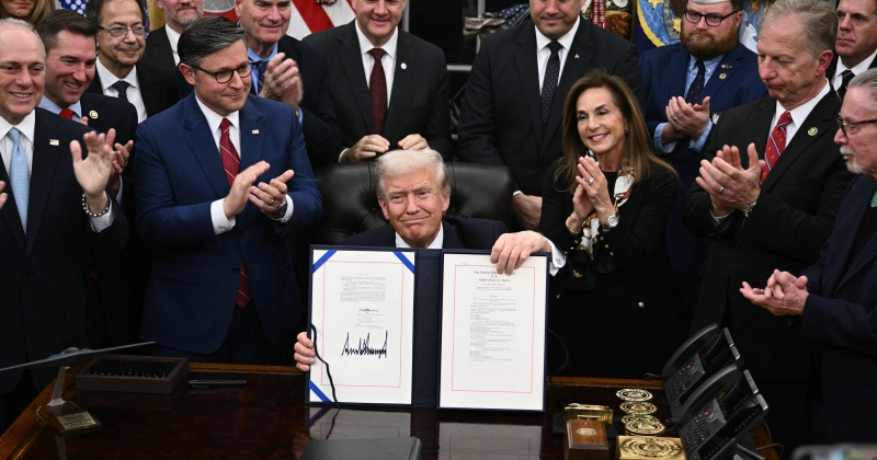 ترامب يوقّع مشروع قانون تمويل الحكومة لإنهاء أطول إغلاق حكومي في تاريخ الولايات المتحدة