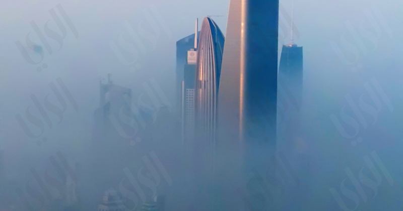 صباح ضبابي في الكويت… وتعليمات لقيادة آمنة على الطرق