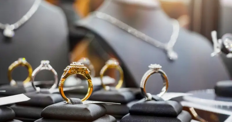 بعد متحف اللوفر.. سرقة مجوهرات باهظة الثمن في فرنسا