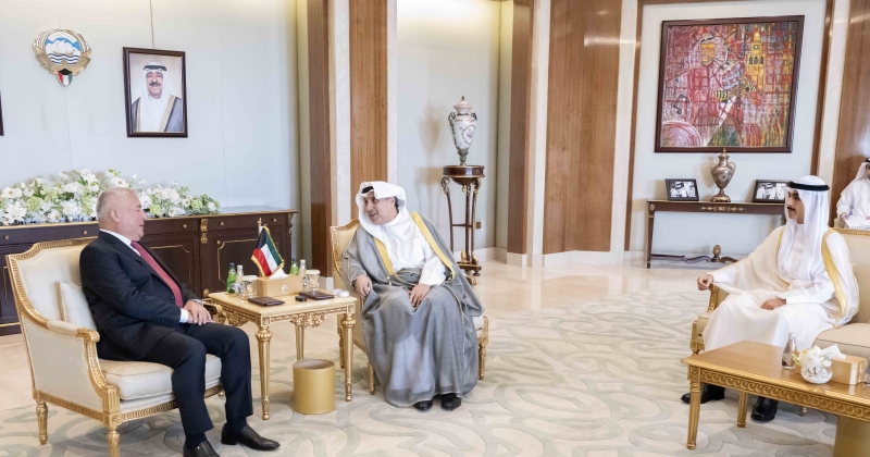 وزير شؤون الديوان الأميري ورئيس ديوان ولي العهد يستقبلان عدداً من السفراء لدى البلاد