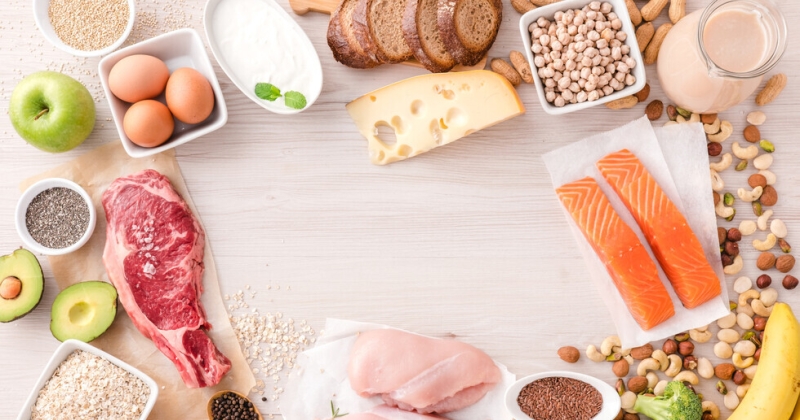 8 أطعمة تعزّز المزاج وتدعم صحتك النفسية