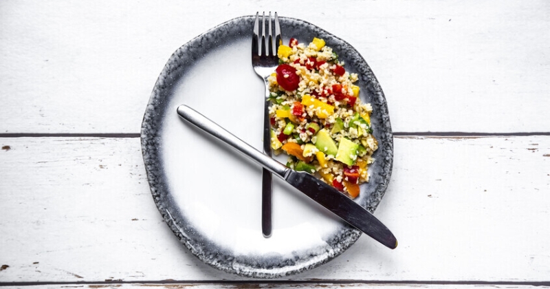 دراسة تحذر من آثار خفية للصوم المتقطع على الجسم