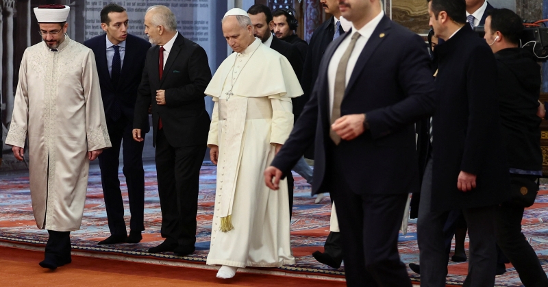 البابا يزور الجامع الأزرق في اسطنبول