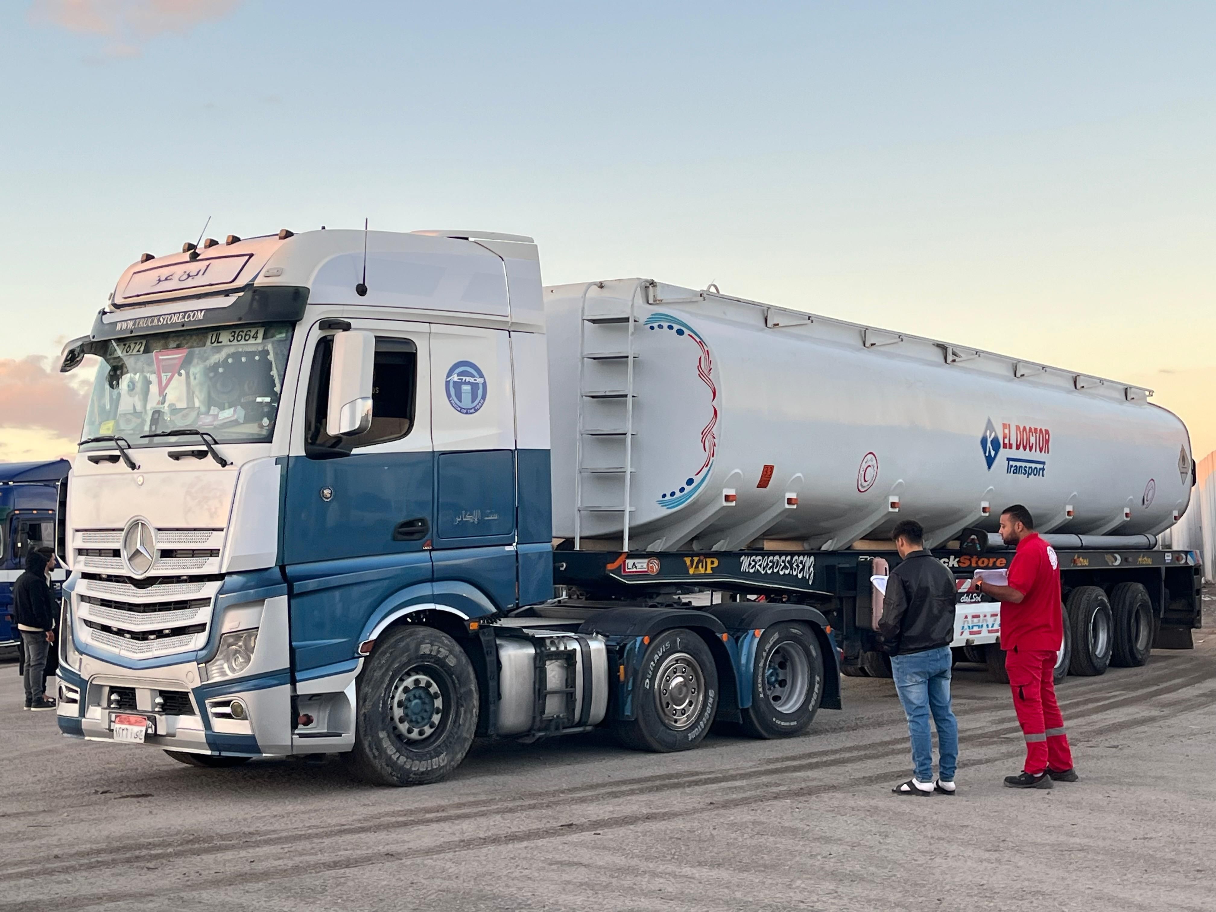 قوافل زاد العزة الى غزة قوافل زاد العزة الى غزة