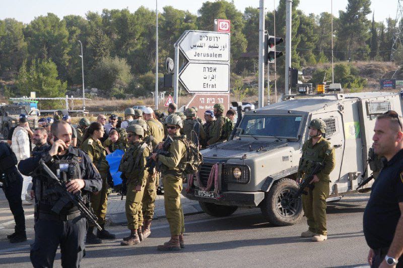 مقتل مستوطن وإصابة 3 اخرين في عملية دهس وطعن شمال الخليل واستشهاد المنفذين ..