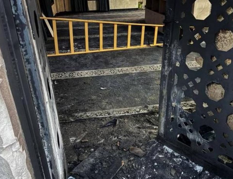 المستوطنون يحرقون مسجدًا في سلفيت.. “الأوقاف”: الاحتلال يتجاوز كل القوانين والشرائع