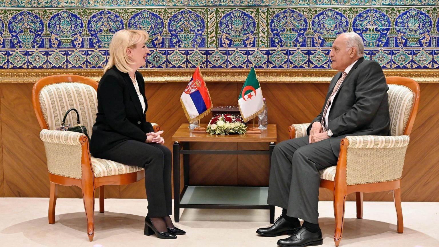 سفيرة صربيا تؤدي زيارة وداع لعطاف