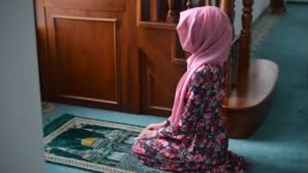 هل يجوز قصر صلاة الظهر مع الفجر أثناء السفر؟.. الإفتاء: لا يجوز لهذا السبب