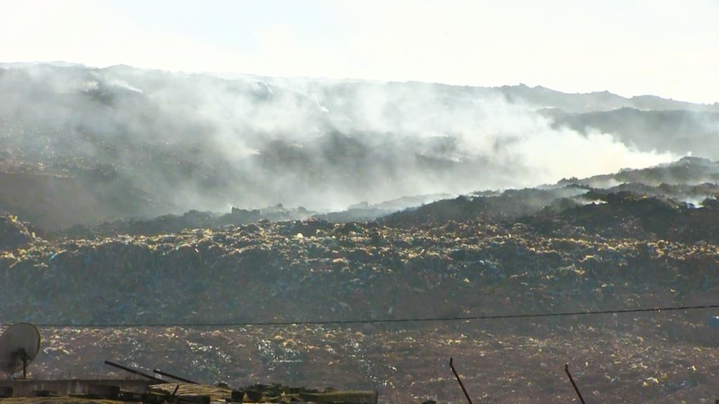 حرق النفايات قرب النوافذ يخنق ساكنة حي الفخارة و تجزئة الكوثر بمراكش