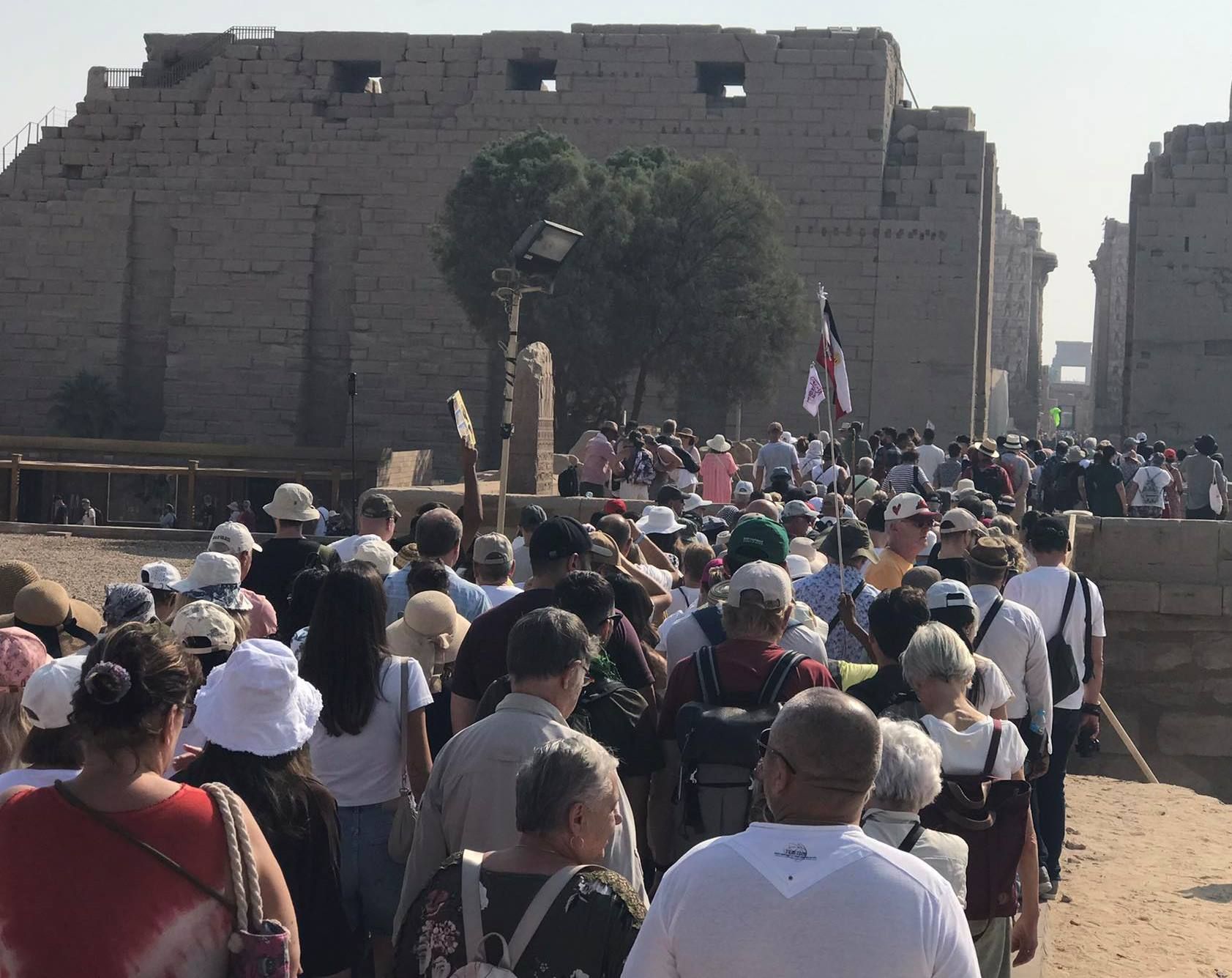 الأجانب من حول العالم سعداء بين جدران وأعمدة معابد الأقصر