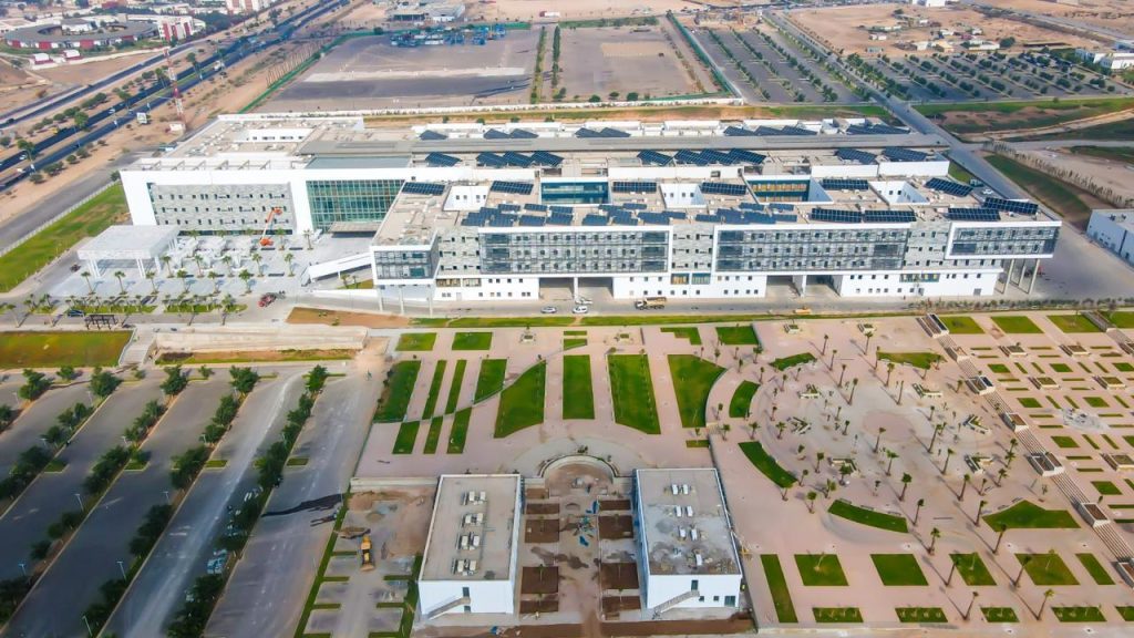 مستشفى محمد السادس بأكادير.. أول صرح طبي يعتمد الجراحة الروبوتية بإفريقيا (صور)