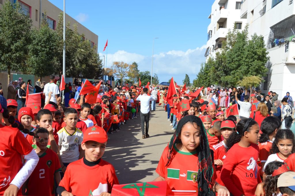 تلاميذ الشريف الإدريسي يجسدون ملحمة المسيرة الخضراء بشوارع بني يخلف