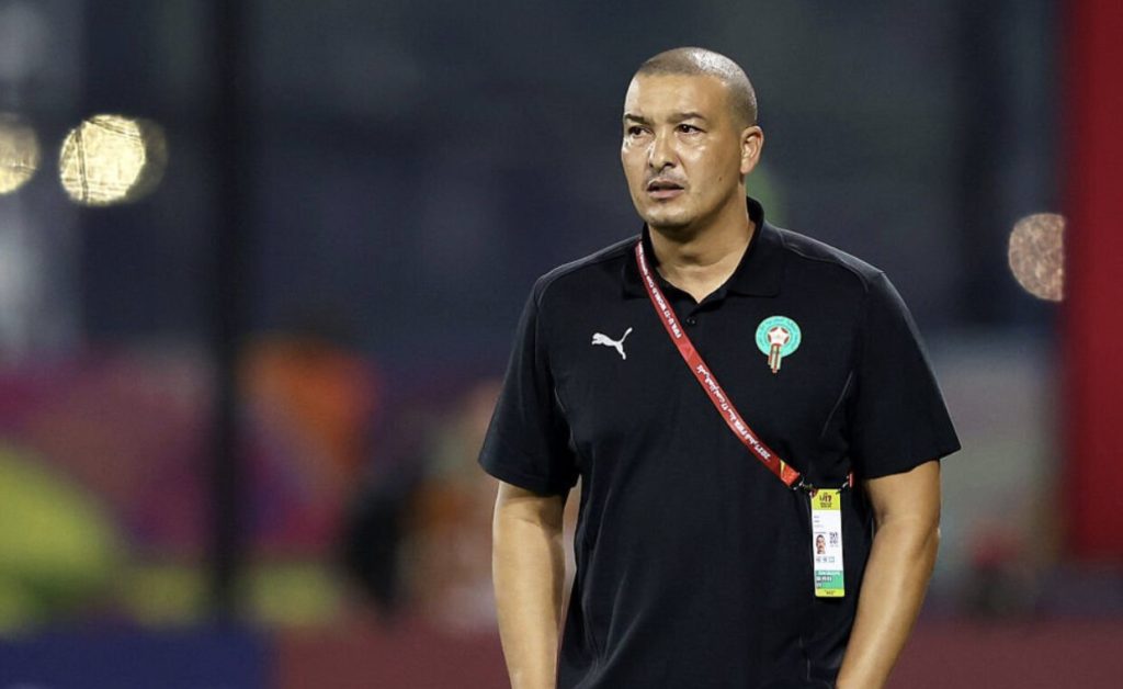 أضواء كاشفة: الكرة المغربية من فرحٍ إلى قرح.. هل نُقدِّم نقدا ذاتيا أم نترك الفشل يتيما؟