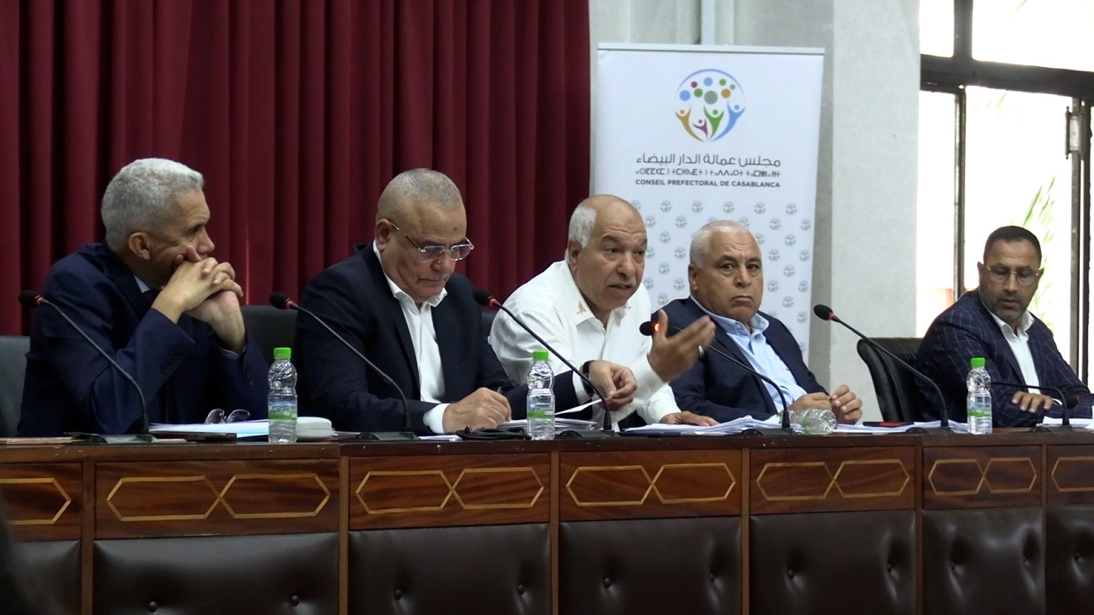 مطالب بتمكين رئيس مجلس عمالة البيضاء من تذاكر مباريات الوداد والرجاء يثير جدلا